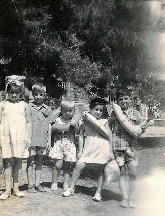 © Roz Kohen - Denize hazırlık - soldan sağa: Dora, Nejat, Çetin, Roz ve Metin (1955)