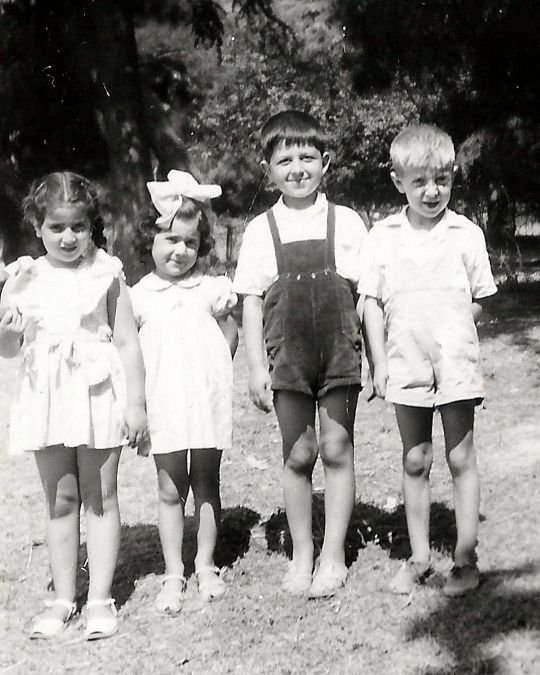 © Roz Kohen - Dora, Roz, Metin ve Nejat - Bostancı'nın camiye yakın, pazar yerinin bulunduğu Dr. Melahat hanımın evinde