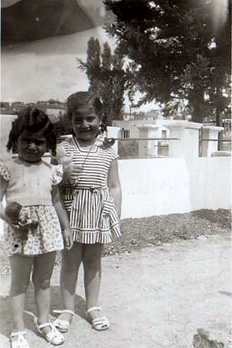 © Roz Kohen - Roz ve Dora - Cavidan hanımın Üst Bostancı'daki evinde (temmuz, 1952)