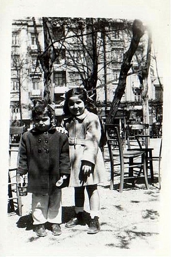 © Roz Kohen - Roz ve Dora - Kıblelizade Sokağı'nın karşısındaki Luna Park Bahçesi (nisan, 1952)