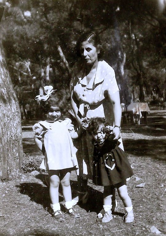 © Roz Kohen - Annem Ester, ablam Dora ve ben - Yorgo - Yörük Ali Köyü, Büyükada (yaz, 1950)