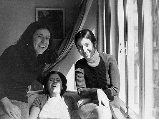© Roz Kohen - Şişli'deki evde ben, annem Ester ve ablam Dora