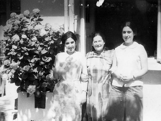 © Roz Kohen - Santral'da son yazlığa gittiğimiz ev - ablam, ben ve ev sahibi Mihriban Hanım (1967)