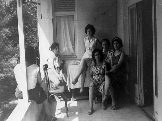 © Roz Kohen - Kuzguncuklu akrabalarımızla Çatalçeşme'deki Muazzez ve Mustafa Ersoy'un evinde (1965)