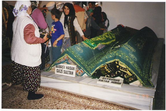 Resim 10: Abdal Musa Türbesi'nde dua eden kadınlar [Foto: Sabri Çakır, 1999]