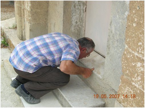 Baladız-Sinan Baba Türbesine girişte eşik öpme davranışı [Foto: Sabri Çakır, 2007]
