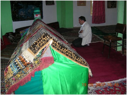 Resim 6 Sinan Baba / Dede Türbesi İç Görünümü [Foto: Sabri Çakır, 2010]