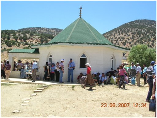 Resim 7 : Budala Sultan Türbesinde dilekte bulunanlar [Foto: Sabri Çakır, 2007]