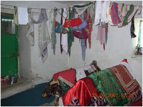 Resim 9: Hatıp Dede Türbesi (Aliköy)'nin iç görünümü ve asılan dilek objeleri [Foto: Sabri Çakır, 2009]